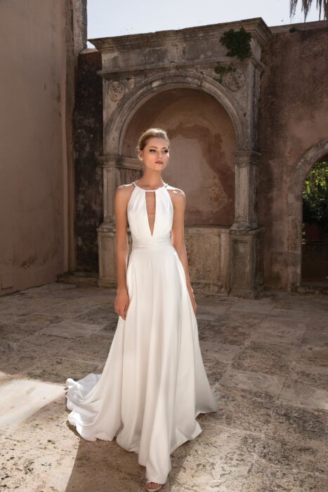 Cleanes, weißes Brautkleid mit Neckholder und Schleppe von Justin Alexander, Modell 88064