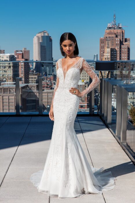 Weißes Brautkleid im Fit-and-Flare-Schnitt, bestickt, mit langen Ärmeln und sehr tiefem V-Ausschnitt, von Justin Alexander Signature, Modell 99030