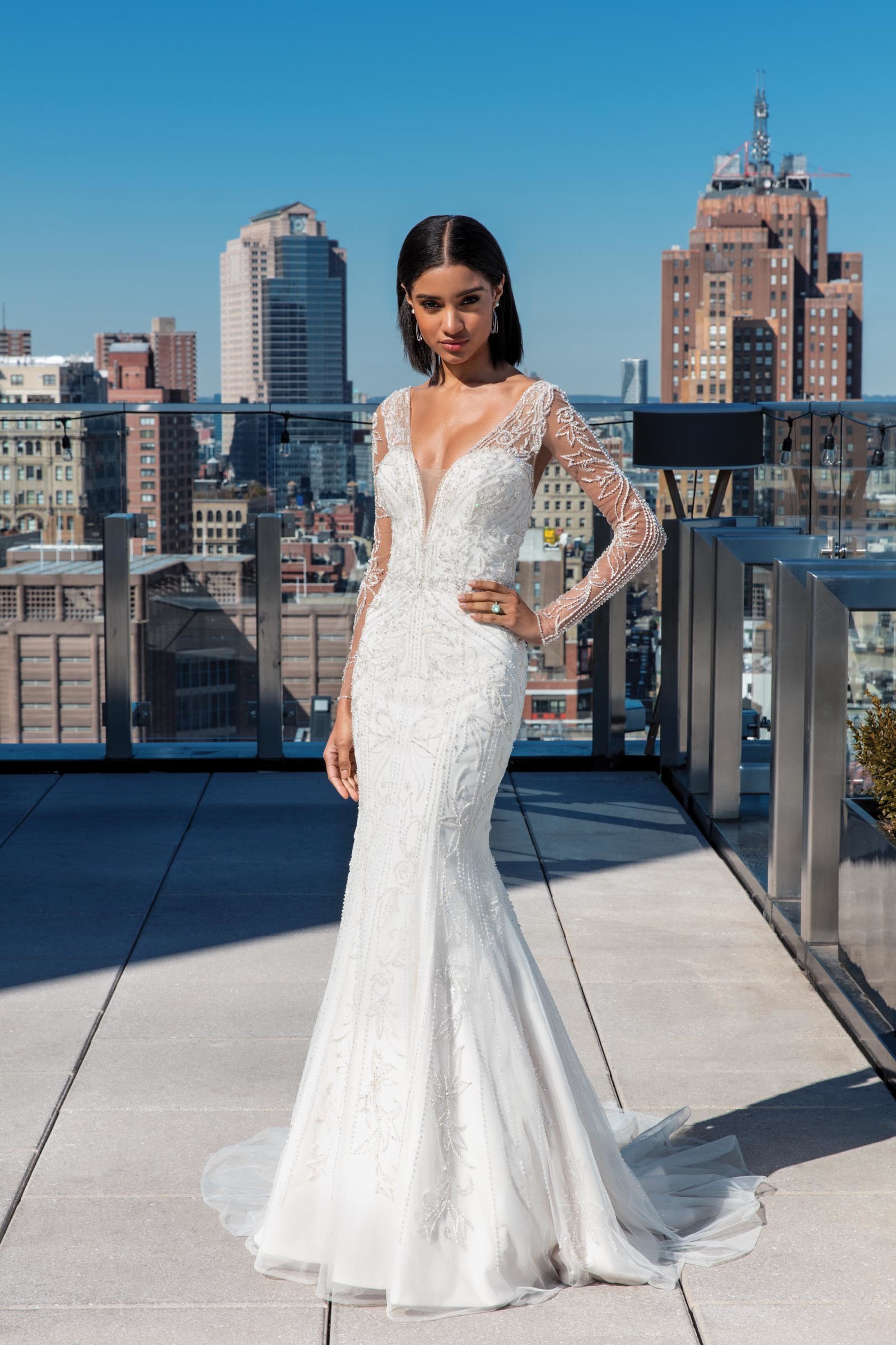 Weißes Brautkleid im Fit-and-Flare-Schnitt, bestickt, mit langen Ärmeln und sehr tiefem V-Ausschnitt, von Justin Alexander Signature, Modell 99030