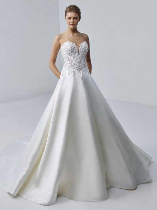 Brautkleid im Prinzess-Schnitt mit trägerlosem Spitzentop und Sweetheart-Ausschnitt von Etoile, Modell Adele