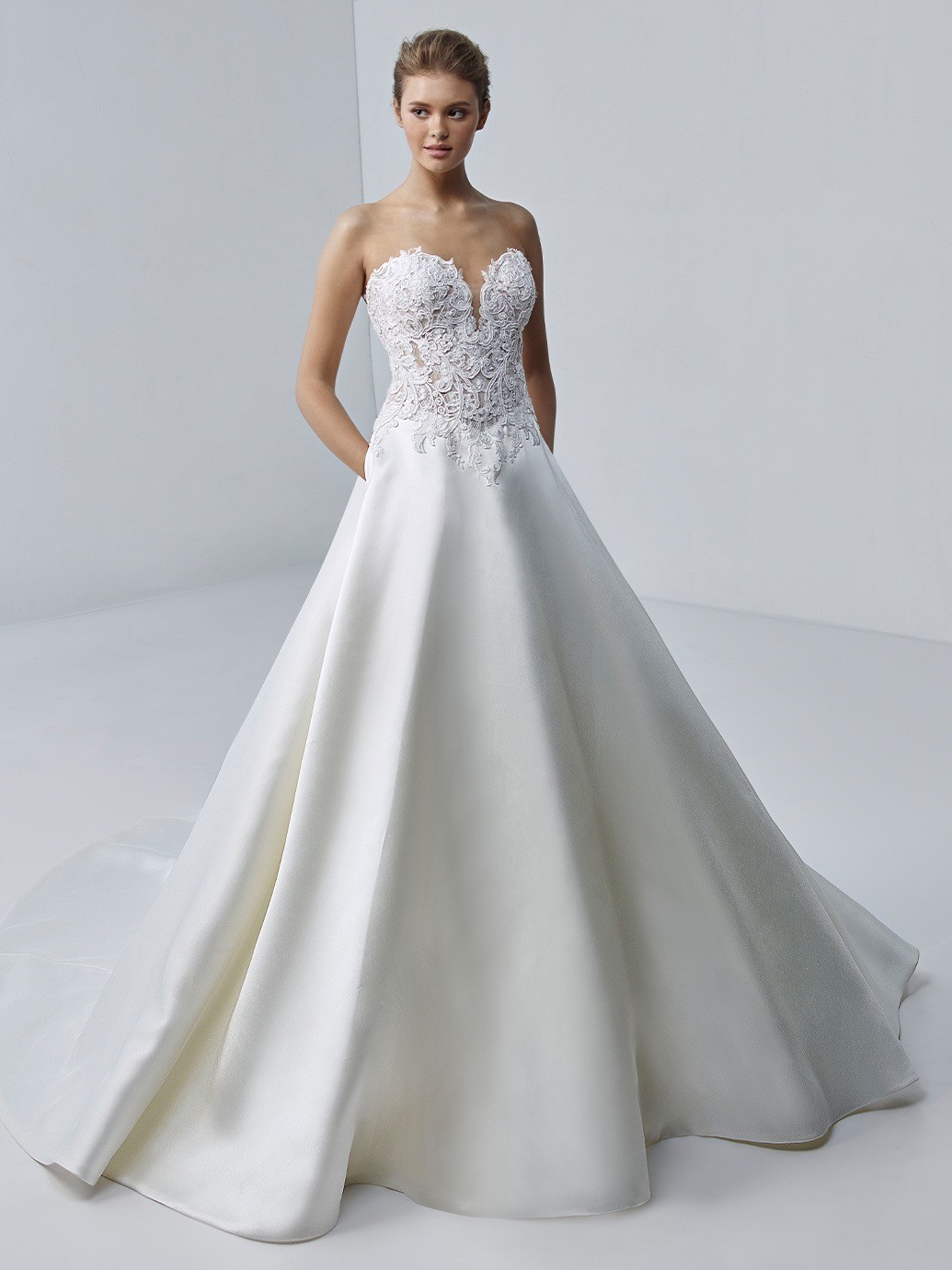 Brautkleid im Prinzess-Schnitt mit trägerlosem Spitzentop und Sweetheart-Ausschnitt von Etoile, Modell Adele