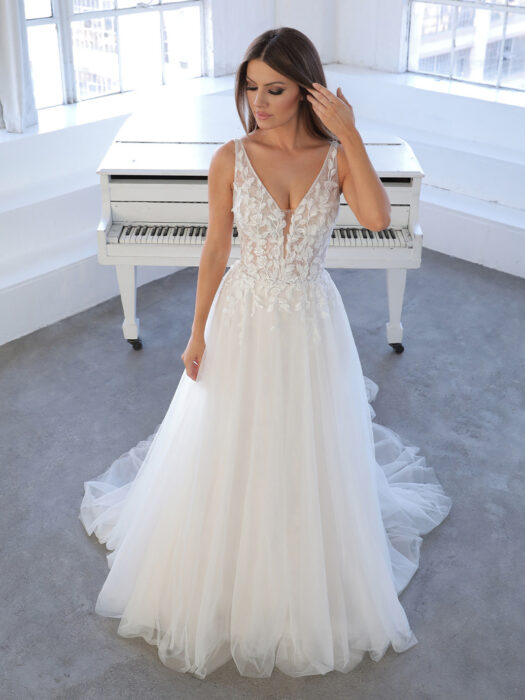 Weißes Hochzeitskleid im Prinzess-Stil mit Tüllrock und V-Ausschnitt von Blue by Enzoani, Modell Niva