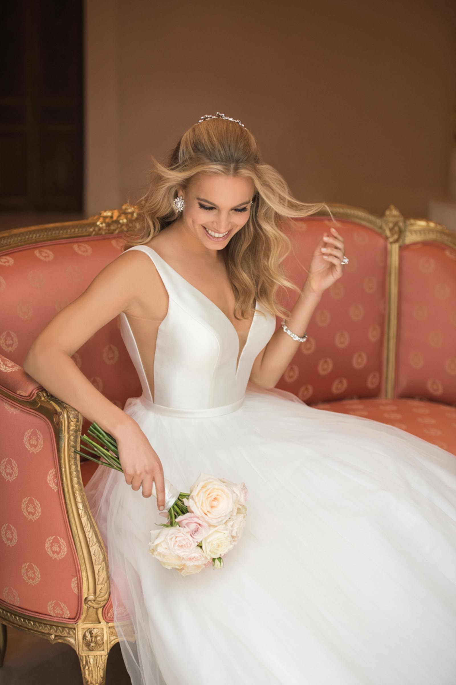 Weißes Brautkleid im Prinzessschnitt mit Tüllrock, seitlichen Cutouts und V Ausschnitt von Stella York, Modell 6581