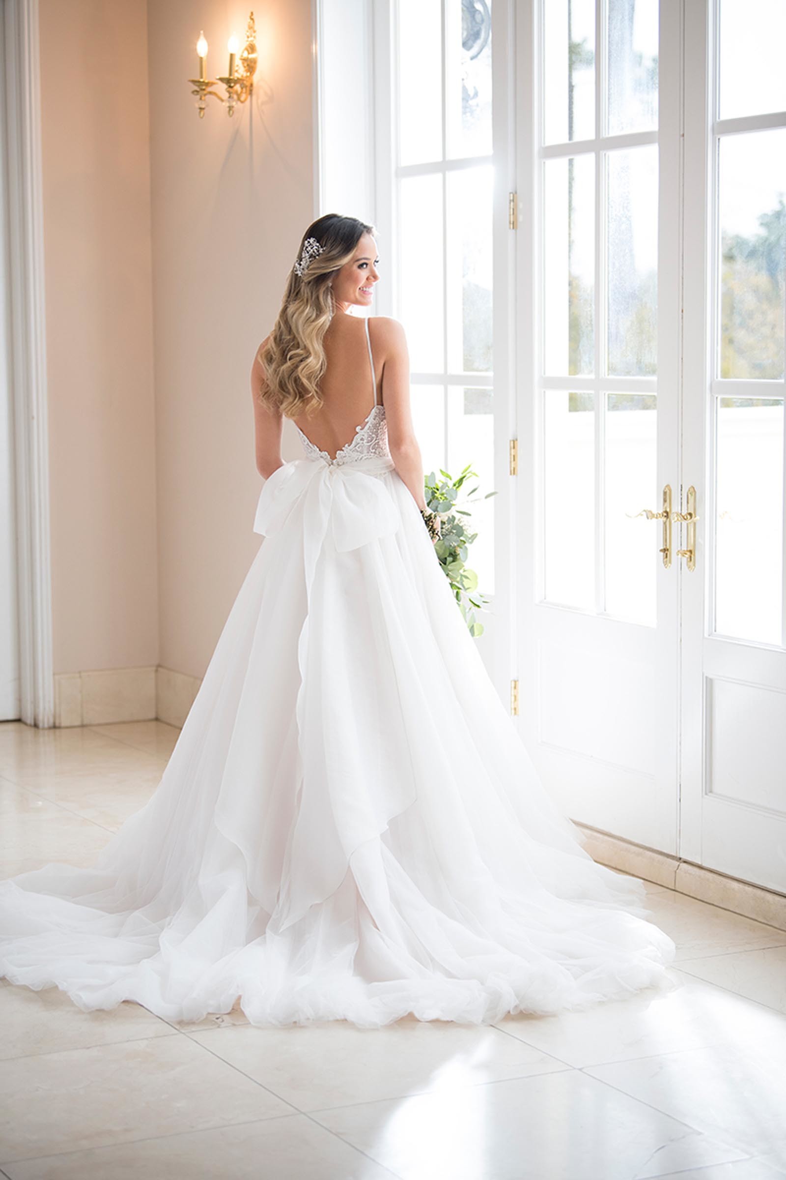 Weißes, rückenfreies Brautkleid im Prinzessschnitt mit Schleife und Spitze von Stella York, Modell 6701