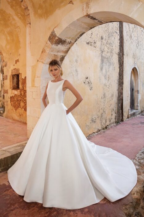 Prinzessinnen-Brautkleid mit langer Schleppe und Knopfleiste in Weiß von Justin Alexander, Modell 88038