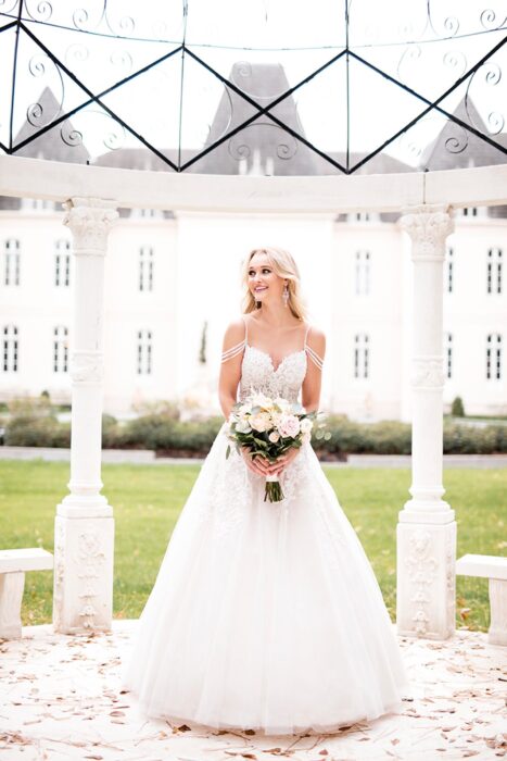 Weißes Brautkleid im Prinzesschnitt mit Spitze und Offshoulder Spaeghttiträgern von Stella York, Modell 6732