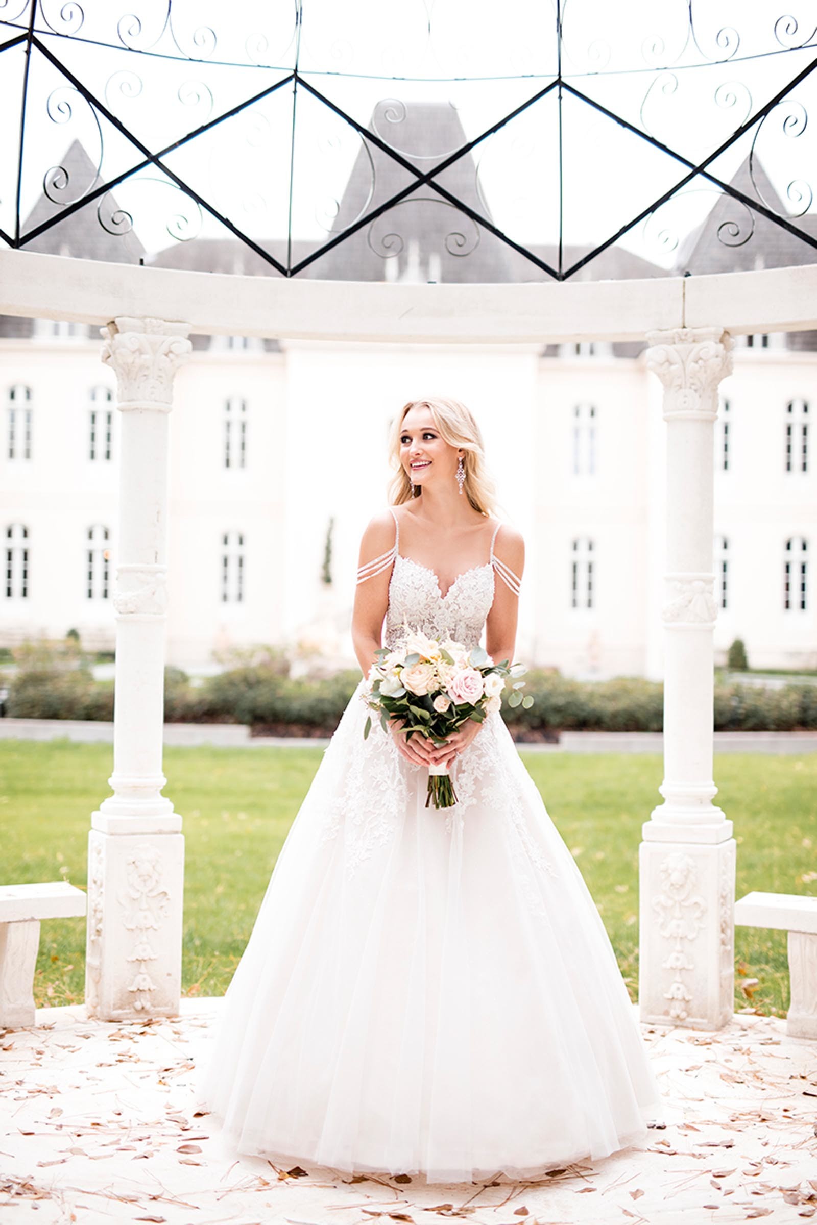 Weißes Brautkleid im Prinzesschnitt mit Spitze und Offshoulder Spaeghttiträgern von Stella York, Modell 6732