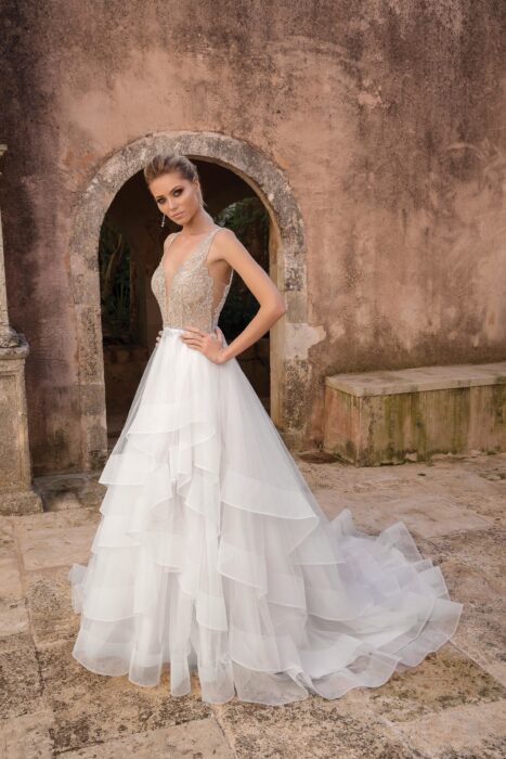 Brautkleid mit Volants, Strass und tiefem V-Ausschnitt von Justin Alexander, Modell 88059