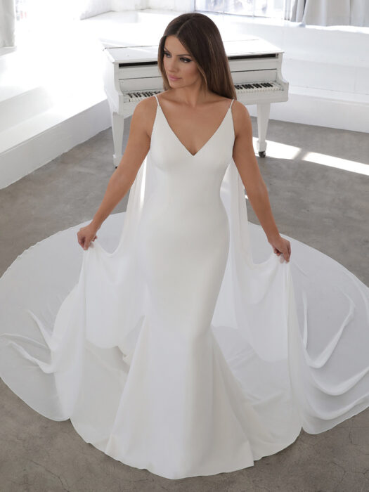 Puristisches Brautkleid in Weiß mit Spaghettiträgern und abnehmbarem Cape von Blue by Enzoani, Modell Nelia