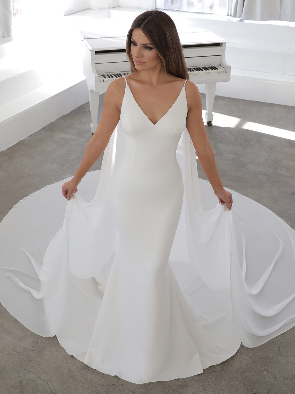 Puristisches Brautkleid in Weiß mit Spaghettiträgern und abnehmbarem Cape von Blue by Enzoani, Modell Nelia