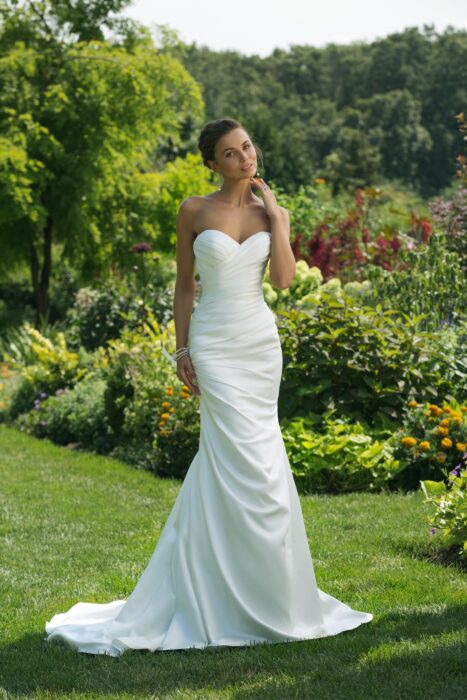 Cleanes, weißes Brautkleid aus Satin, im Fit-and-Flare-Schnitt mit Faltenwurf und Ausschnitt in Herzform von Sweetheart, Modell 11016