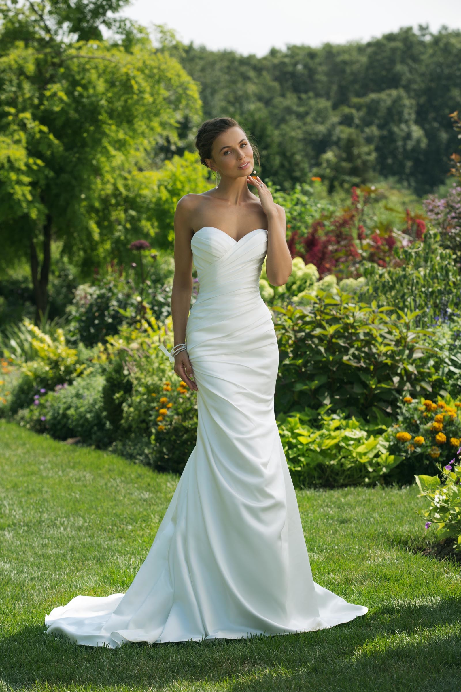 Cleanes, weißes Brautkleid aus Satin, im Fit-and-Flare-Schnitt mit Faltenwurf und Ausschnitt in Herzform von Sweetheart, Modell 11016