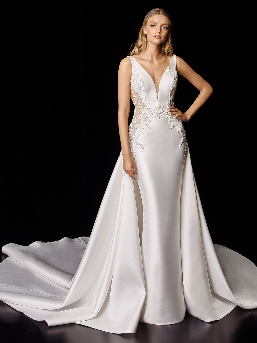 Weißes Satin-Hochzeitskleid im Fit-and-Flare-Schnitt mit in der Hüfte angesetzter, voluminöser Schleppe von Enzoani, Modell Petrina