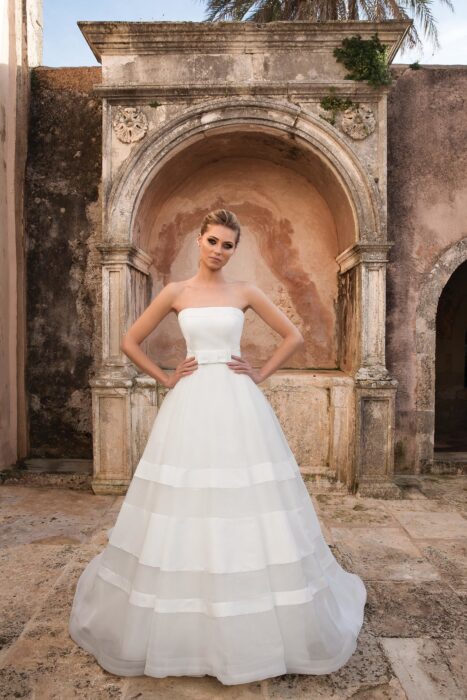 Trägerloses Prinzessinnen-Brautkleid mit Schleife in Weiß von Justin Alexander, Modell 88066