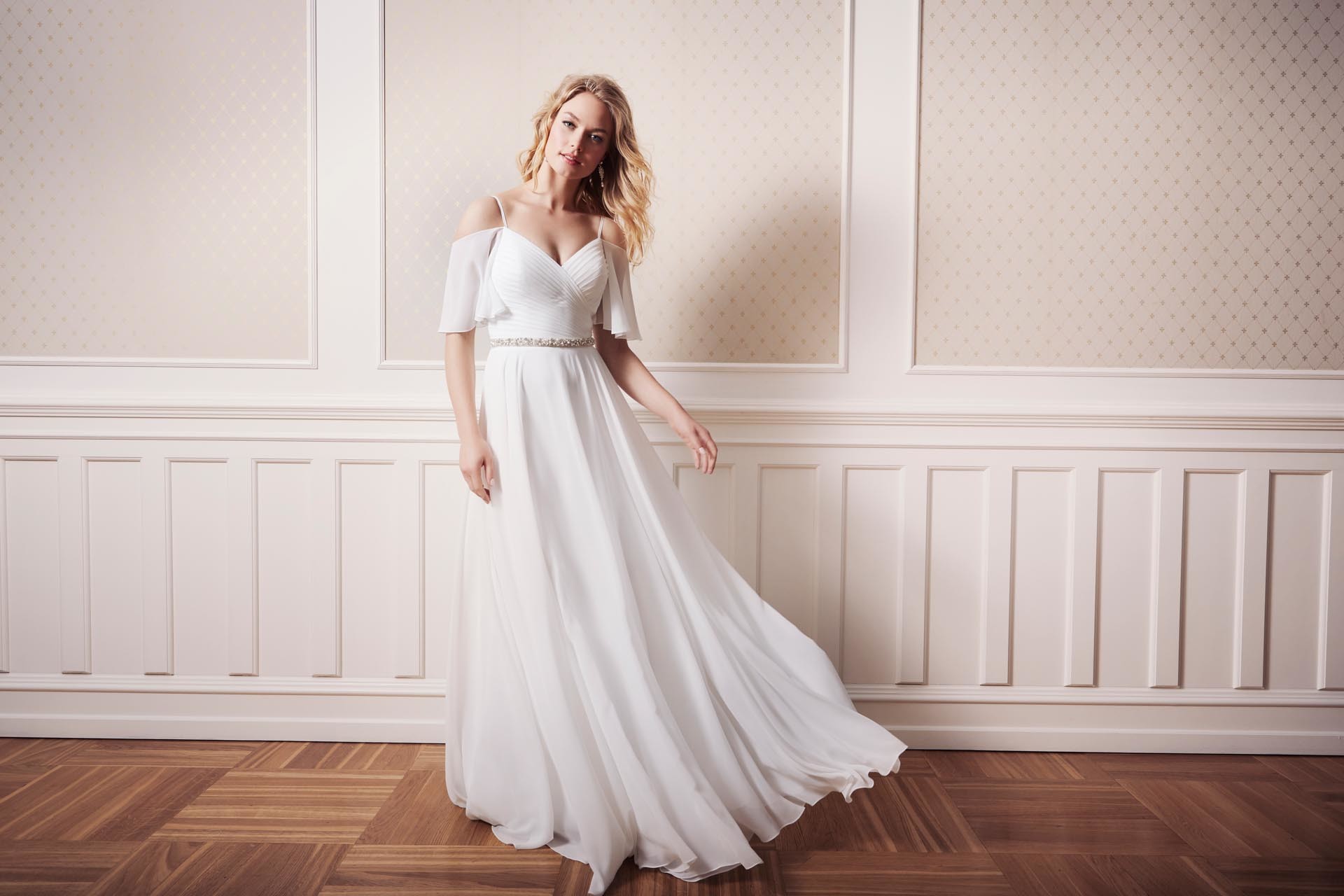 Weißes Brautkleid mit Spaghettiträgern und Offshoulder-Ärmeln sowie Gürtel von Lilly, Modell 3961