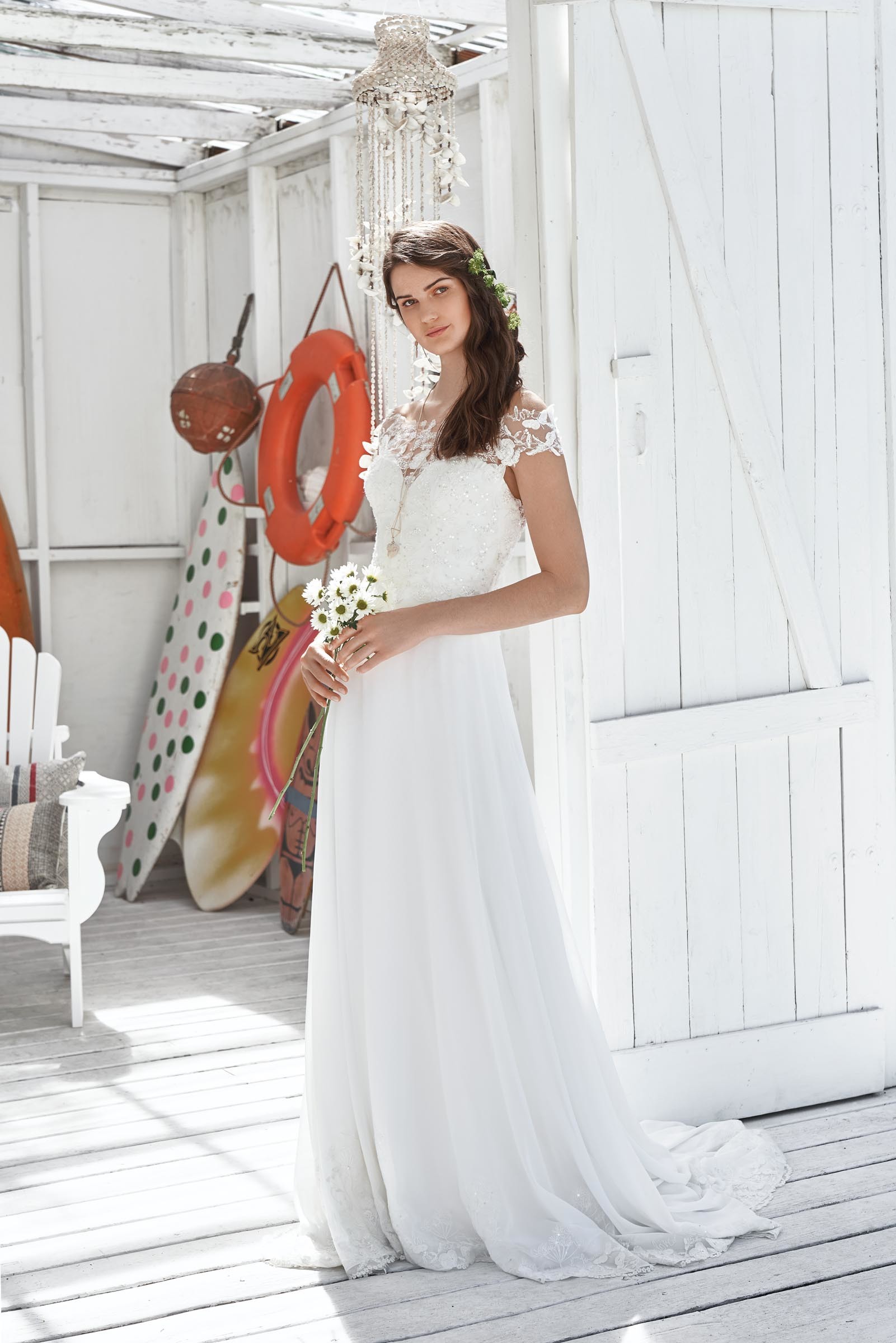 Weißes Brautkleid mit Spitze und Carmen-Ausschnitt in A-Linie von Lillian West, Modell 66037