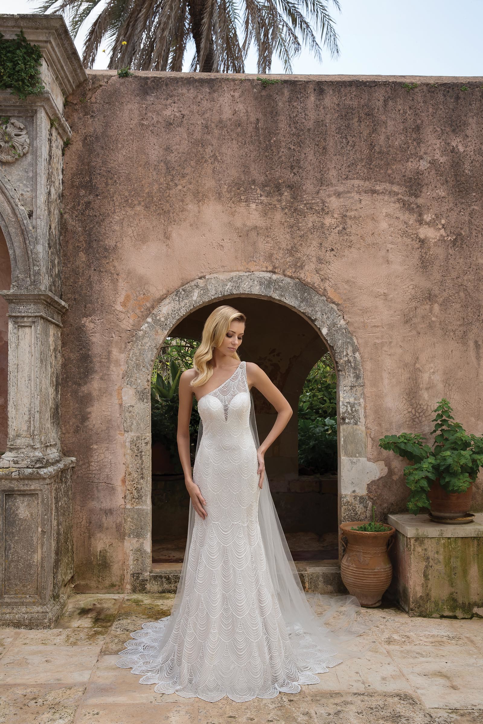 Asymmetrisches Fit and Flare-Brautkleid in Weiß von Justin Alexander, Modell 88057