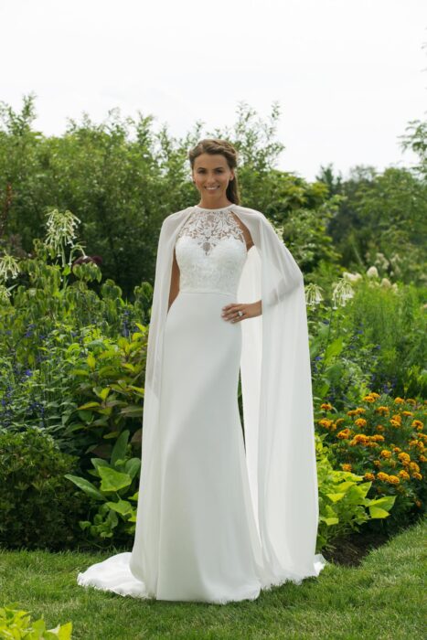Weißes Brautkleid im Godet-Schnitt mit Spitze, Neckholder-Ausschnitt und Cape von Sweetheart, Modell 11002