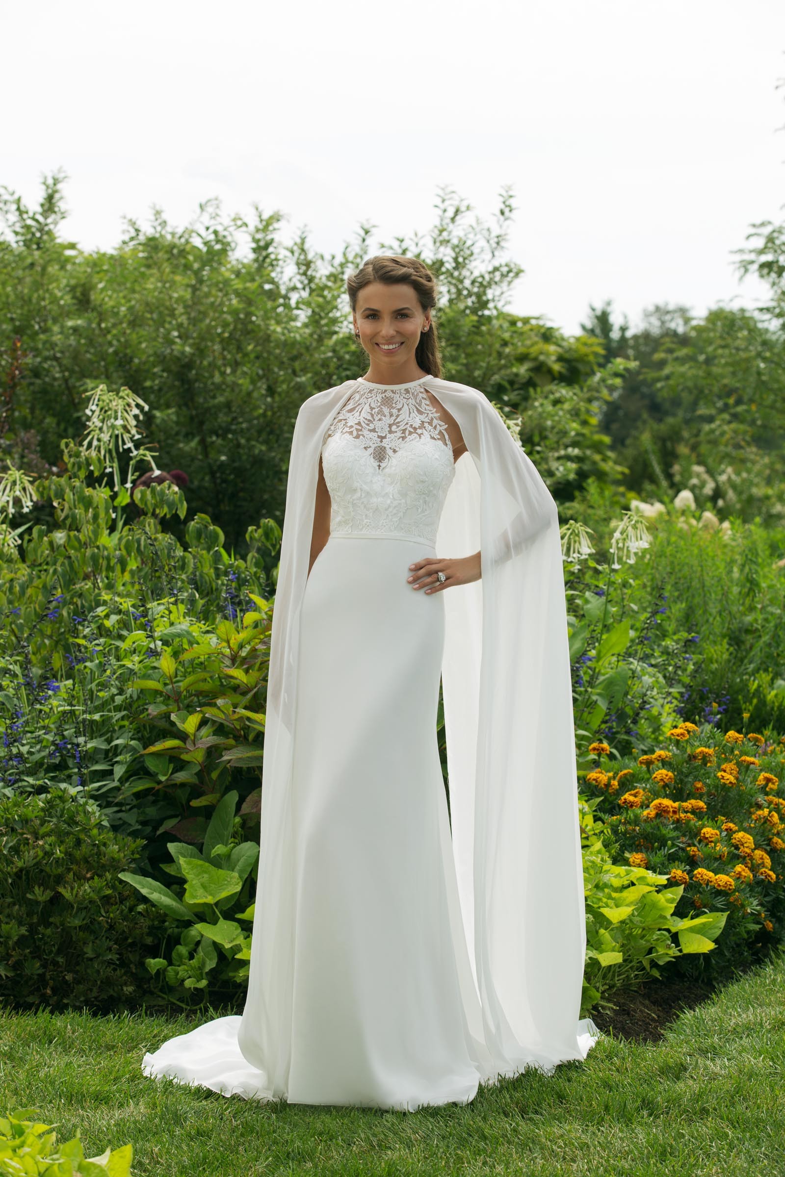 Weißes Brautkleid im Godet-Schnitt mit Spitze, Neckholder-Ausschnitt und Cape von Sweetheart, Modell 11002