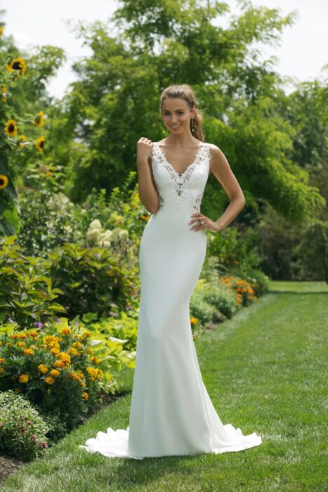 Weißes Brautkleid im Fit-and-Flare-Schnitt mit Spitze, seitlichen Cutouts und V-Ausschnitt von Sweetheart, Modell 11023