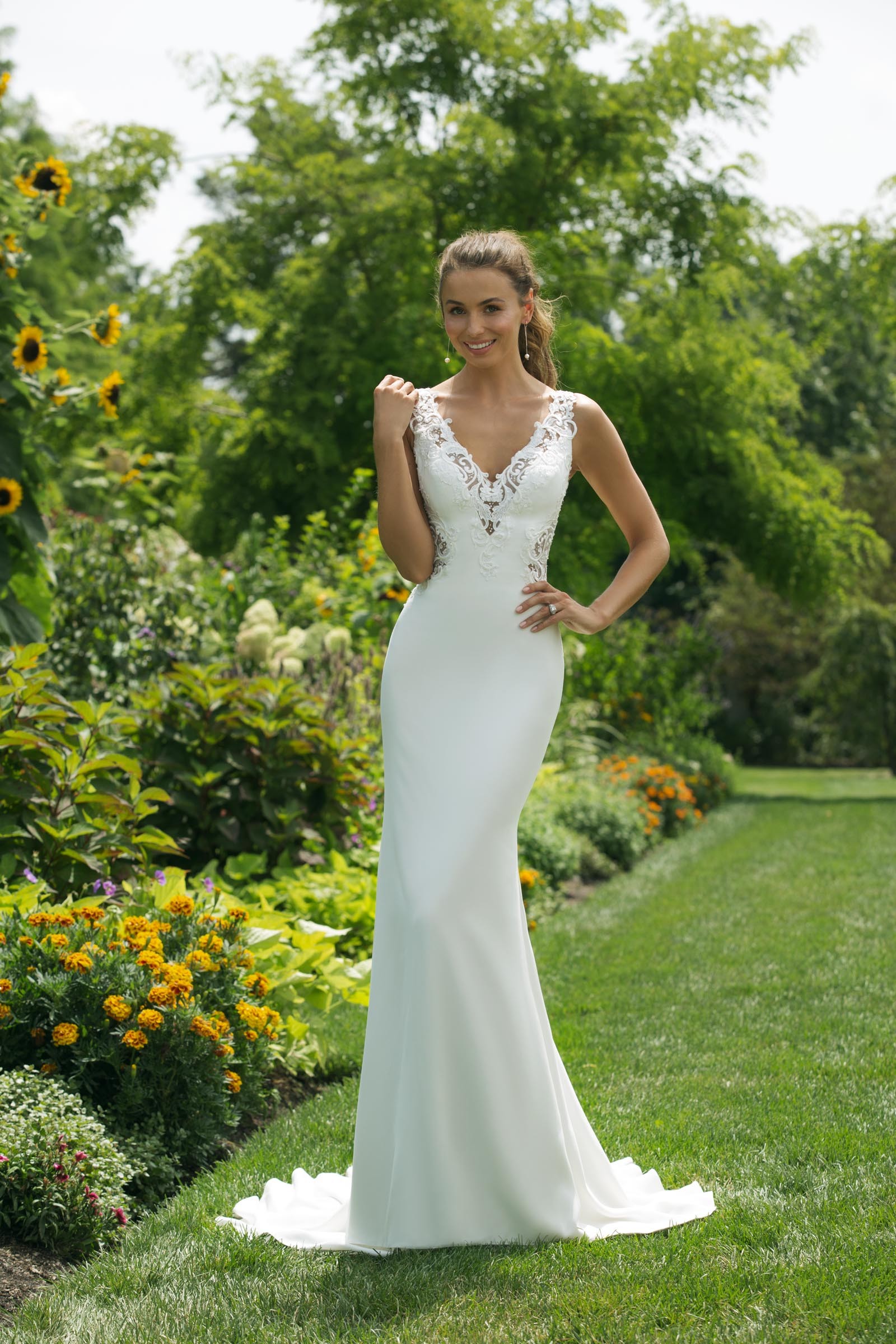 Weißes Brautkleid im Fit-and-Flare-Schnitt mit Spitze, seitlichen Cutouts und V-Ausschnitt von Sweetheart, Modell 11023