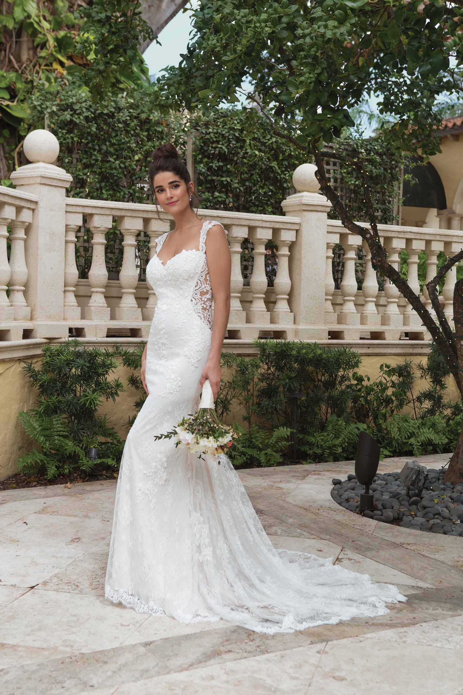 Weißes Fit and Flare-Brautkleid mit Spitze, Cut-outs und Herzausschnitt von Sincerity, Modell 44097