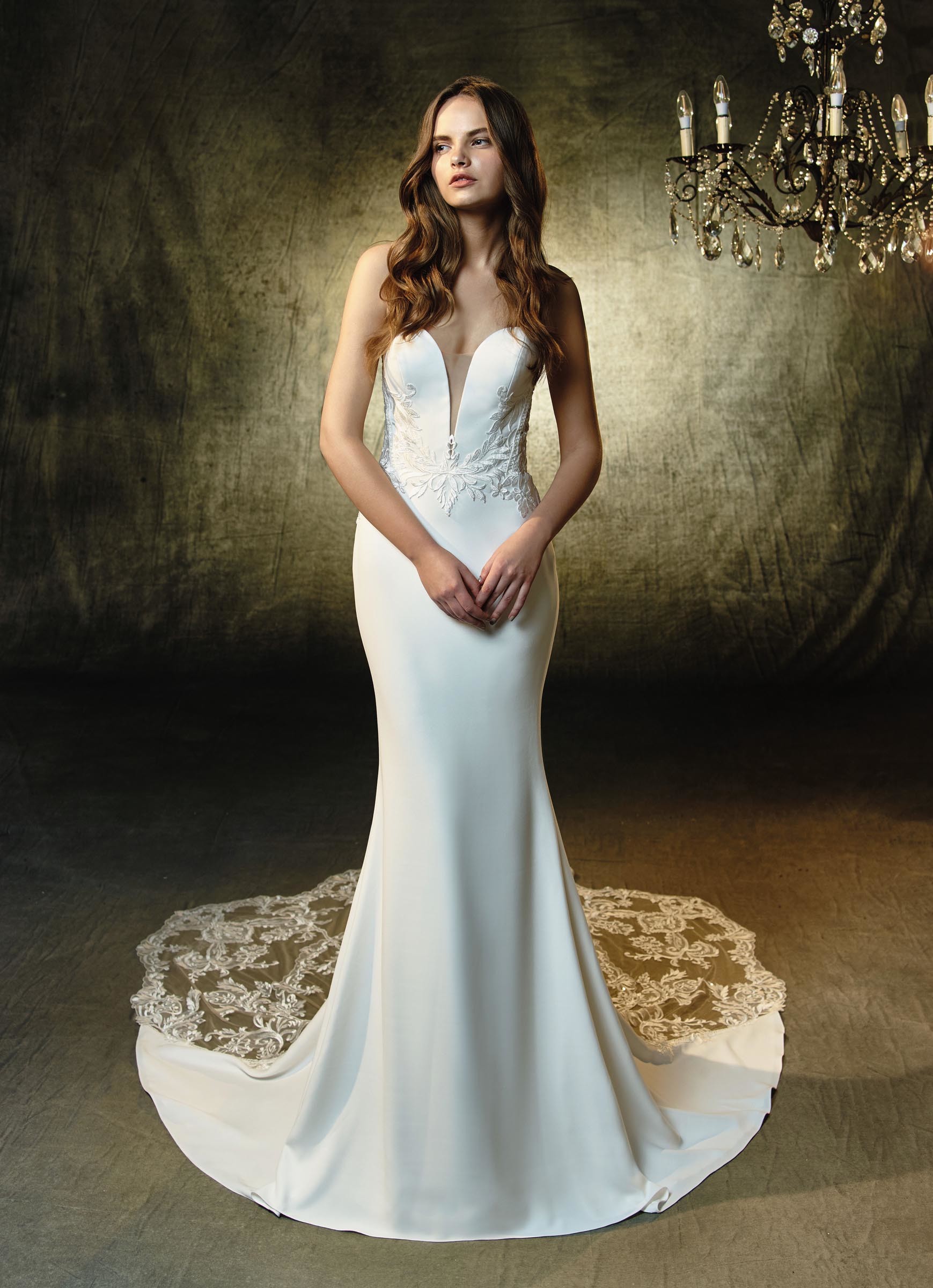 Weißes, elegantes Fit and Flare-Brautkleid mit Schleppe von Blue by Enzoani, Modell Lainey