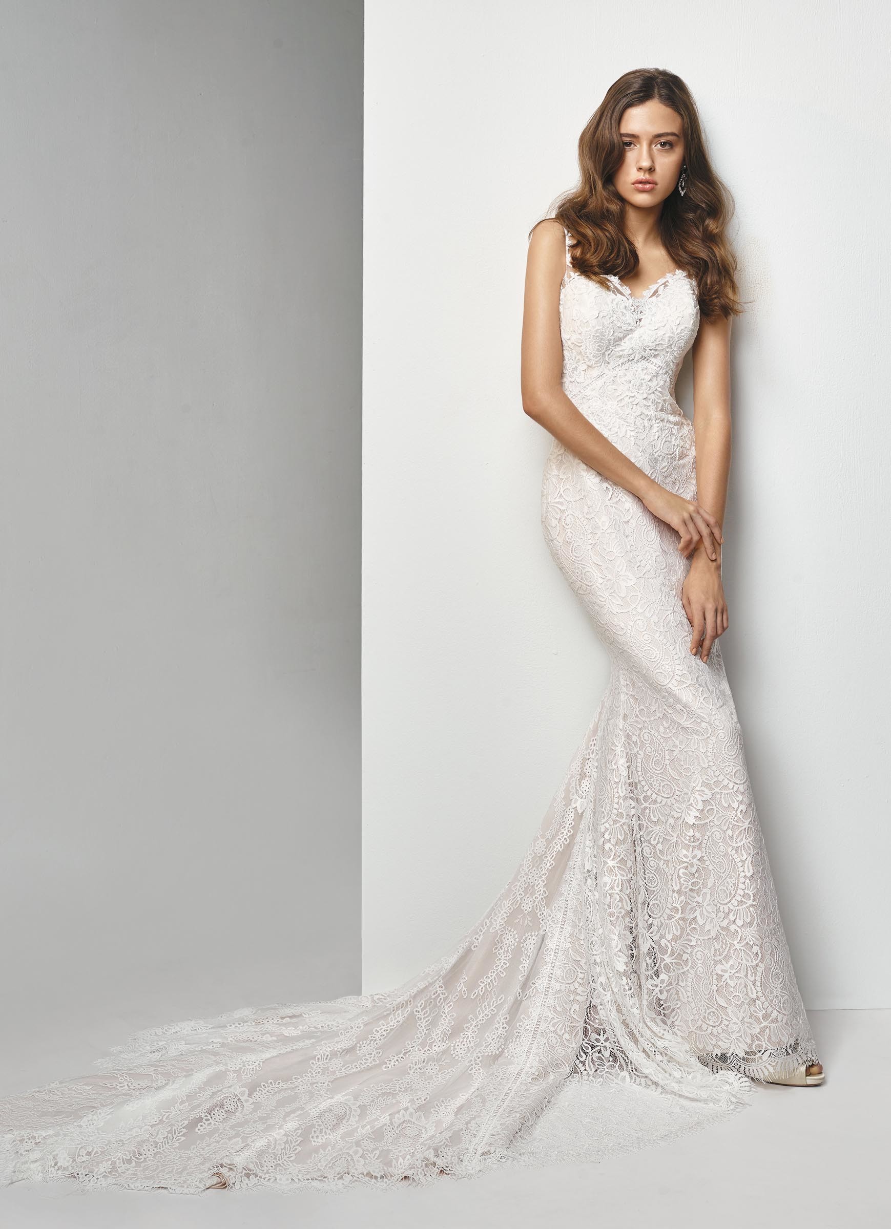 Fit and Flare-Brautkleid aus Spitze mit Schleppe von Beautiful Bridal, Modell BT19-4
