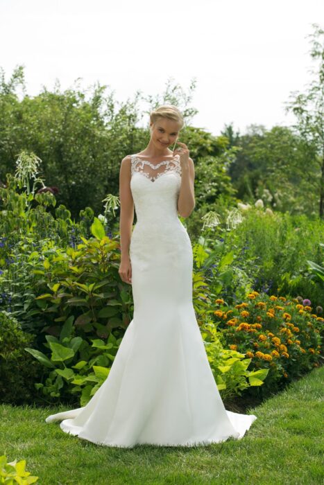 Weißes Brautkleid im Fit-and-Flare-Schnitt mit Spitze und Tattoo-Effekt von Sweetheart, Modell 11015