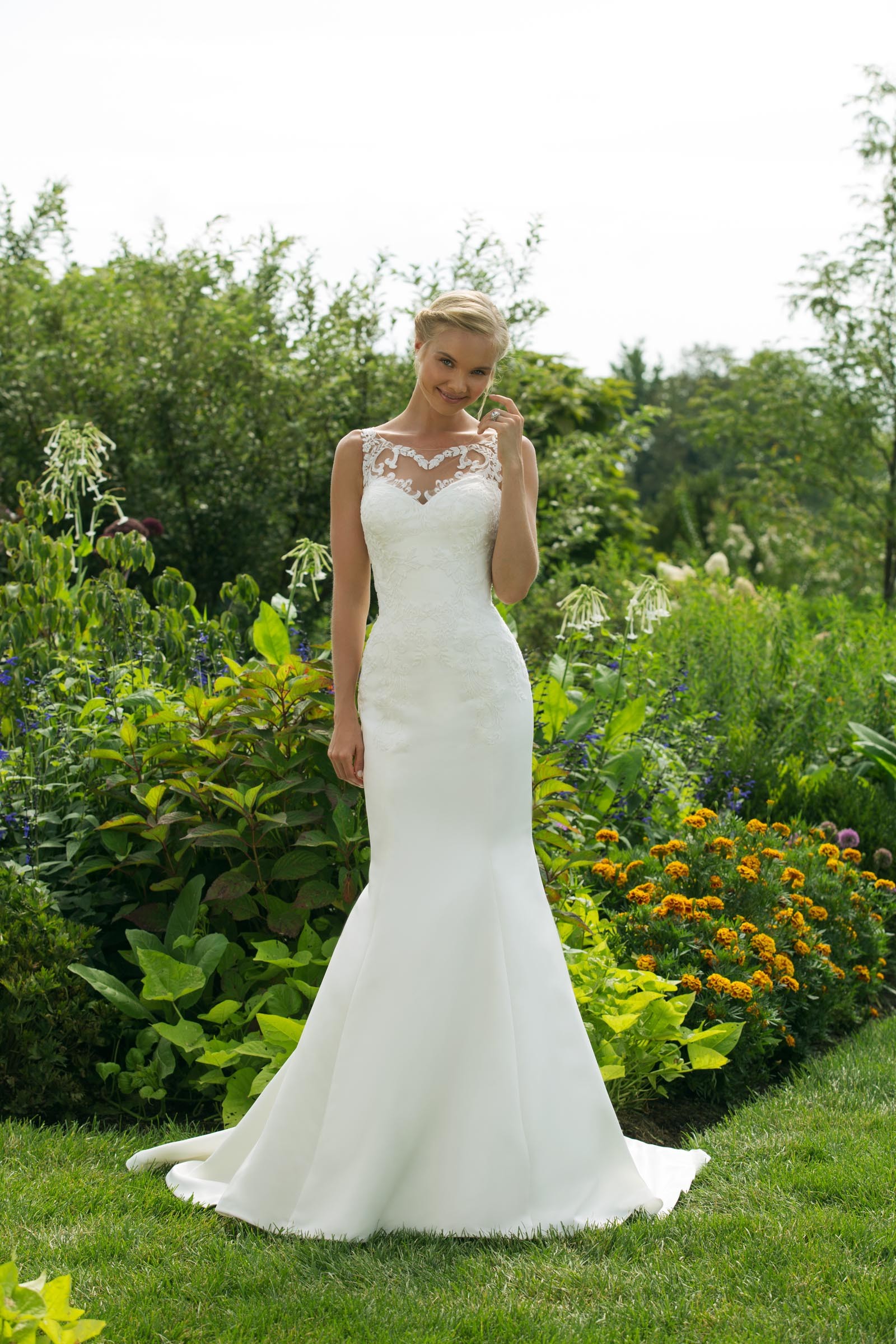 Weißes Brautkleid im Fit-and-Flare-Schnitt mit Spitze und Tattoo-Effekt von Sweetheart, Modell 11015