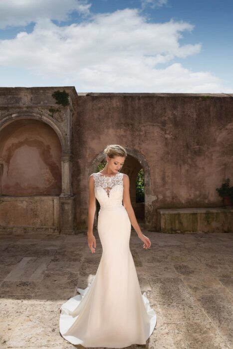 Weißes Fit and Flare-Brautkleid mit Herzausschnitt und Schleppe von Justin Alexander, Modell 88045