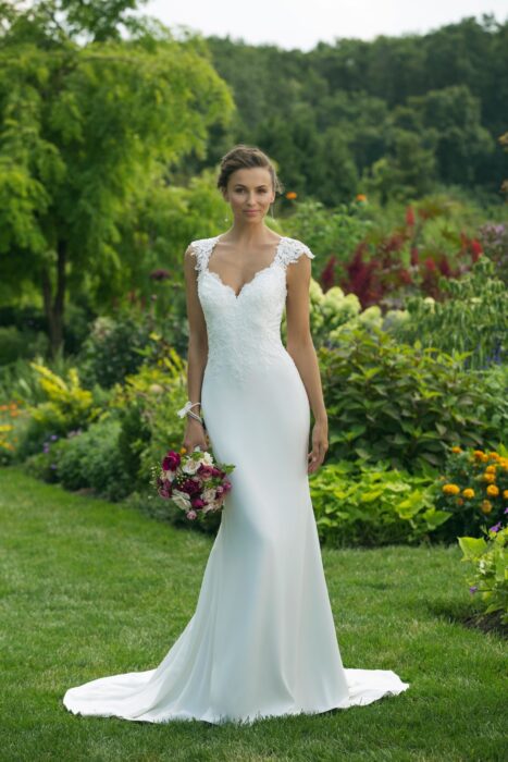 Weißes Brautkleid im Fit-and-Flare-Schnitt mit Spitze und Ausschnitt in Herzform von Sweetheart, Modell 11013