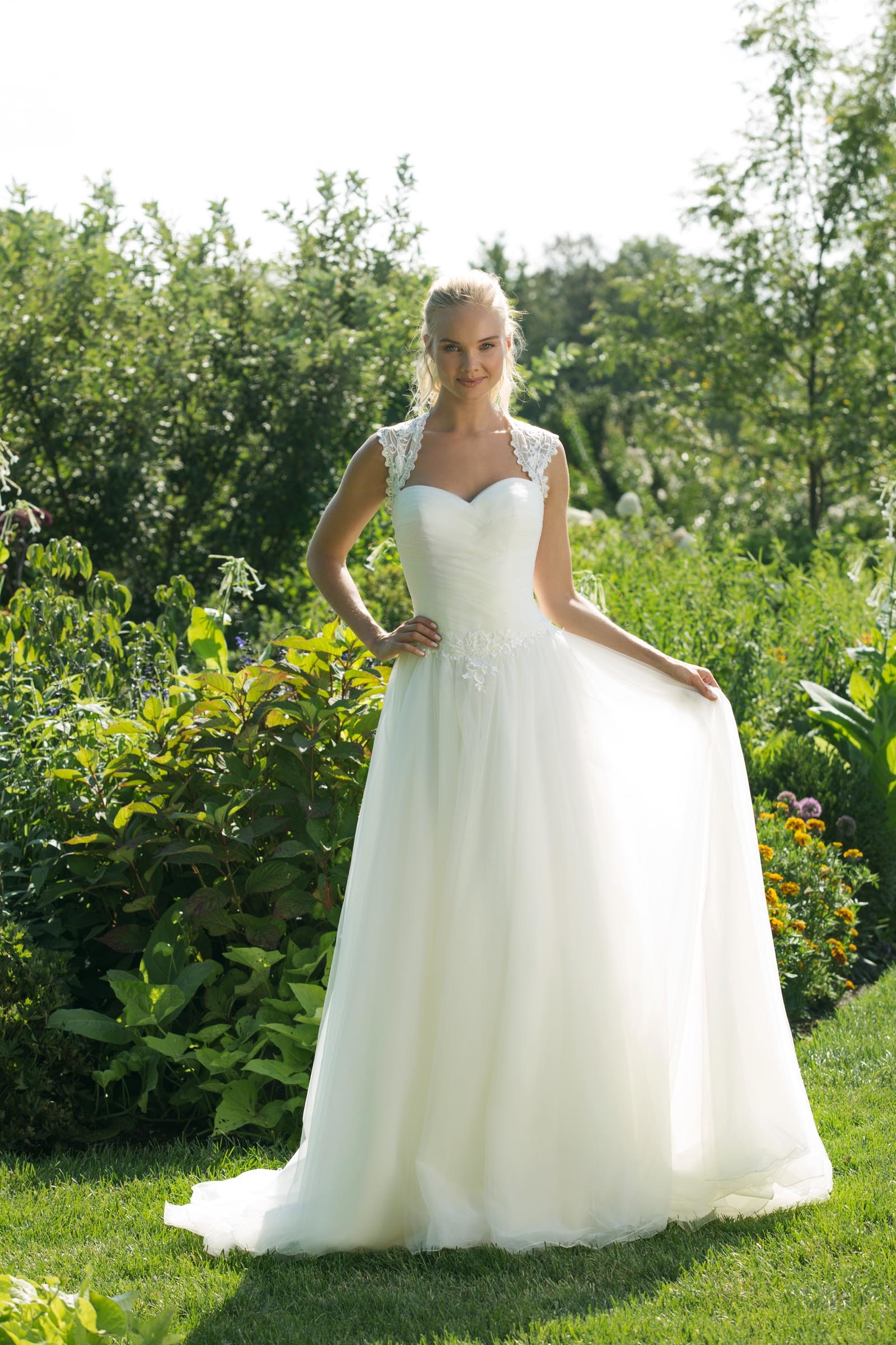 Weißes Brautkleid im Prinzesschnitt mit Spitze und Ausschnitt in Herzform von Sweetheart, Modell 11012