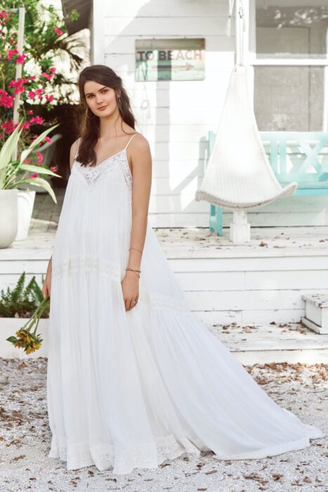 Weites Brautkleid mit Spaghettiträger im Hippie-Stil von Lillian West, Modell 66034
