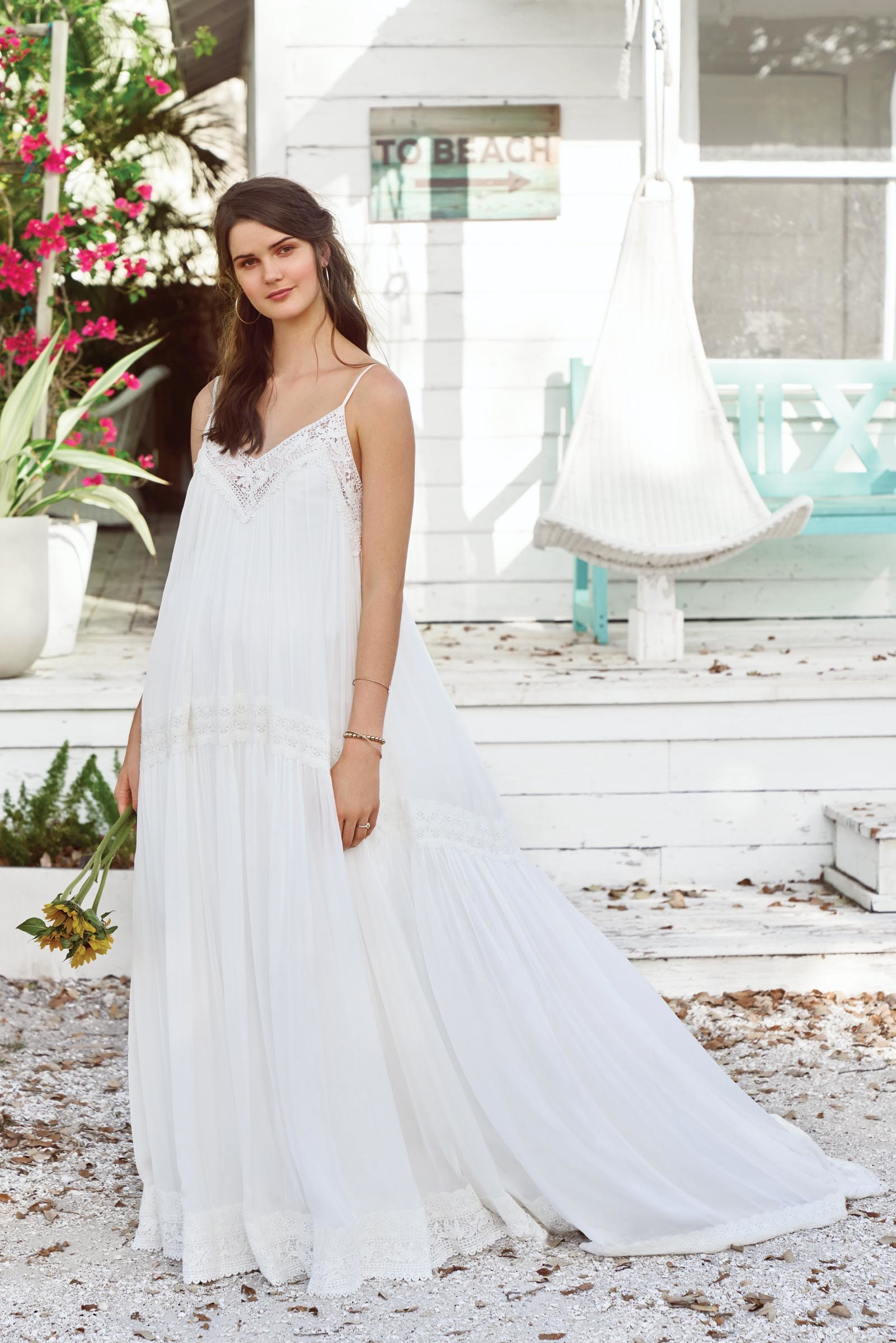 Weites Brautkleid mit Spaghettiträger im Hippie-Stil von Lillian West, Modell 66034