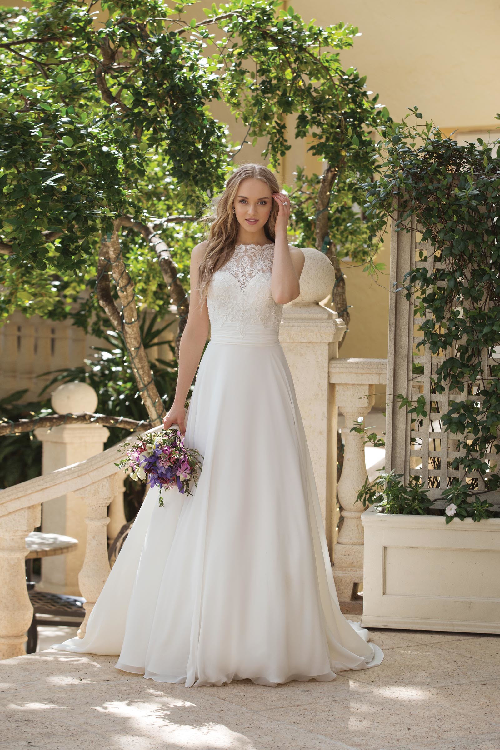 Hochgeschlossenes Brautkleid in Weiß von Sincerity, Modell 44085