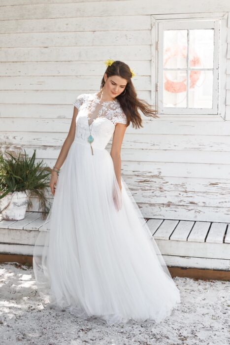 Weißes, hochgeschlossenes Brautkleid mit Spitze und Ärmeln von Lillian West, Modell 66038