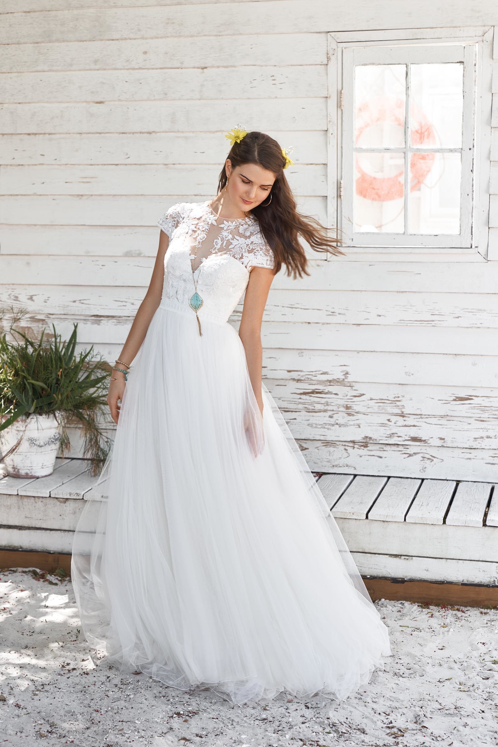 Weißes, hochgeschlossenes Brautkleid mit Spitze und Ärmeln von Lillian West, Modell 66038