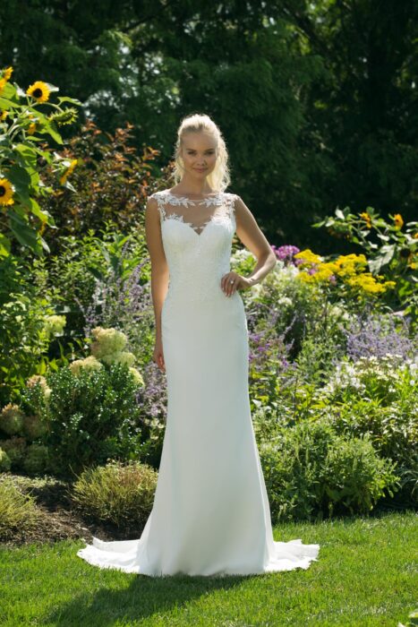 Weißes Brautkleid mit Spitze und Illusion-Ausschnitt in Herzform von Sweetheart, Modell 11009