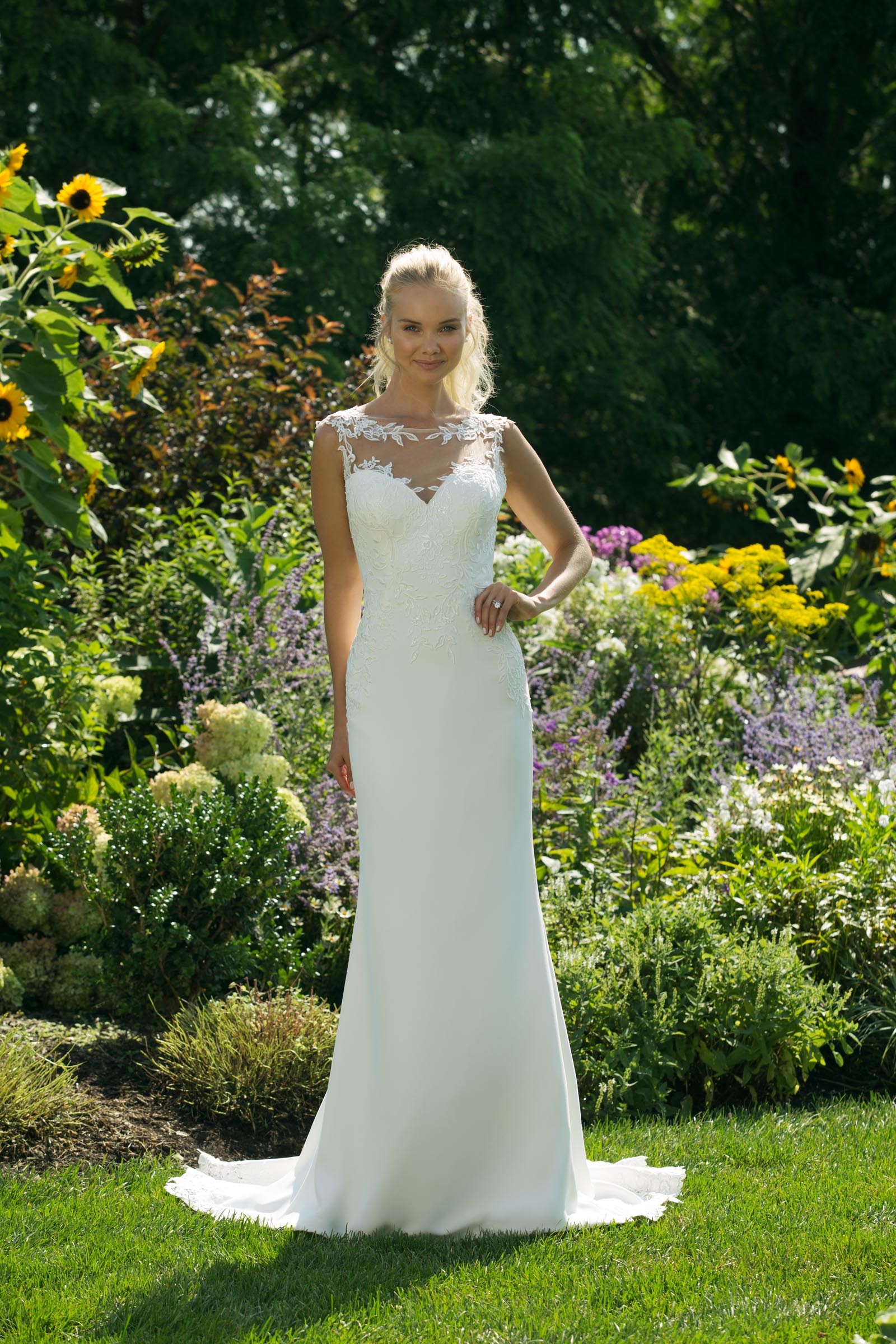 Weißes Brautkleid mit Spitze und Illusion-Ausschnitt in Herzform von Sweetheart, Modell 11009