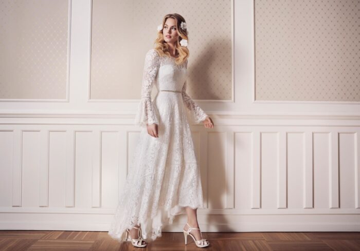 Weißes Brautkleid aus Spitze mit langen Trompetenärmeln und Gürtel von Lilly, Modell 3972