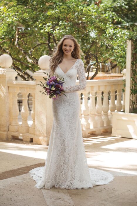 Fit and Flare-Brautkleid aus Spitze mit langem Arm und V-Ausschnitt von Sincerity, Modell 44078