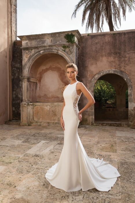Fit and Flare-Brautkleid mit Neckholder und Cut-outs in Weiß von Justin Alexander, Modell 88040