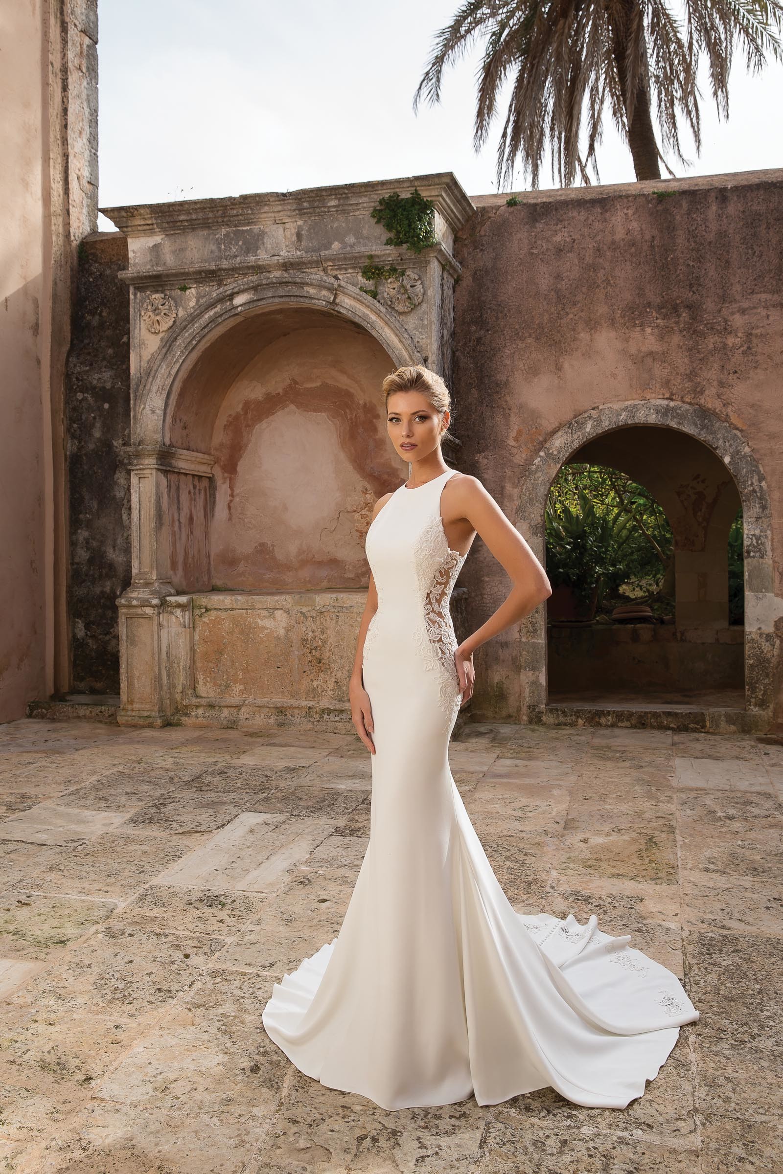 Fit and Flare-Brautkleid mit Neckholder und Cut-outs in Weiß von Justin Alexander, Modell 88040