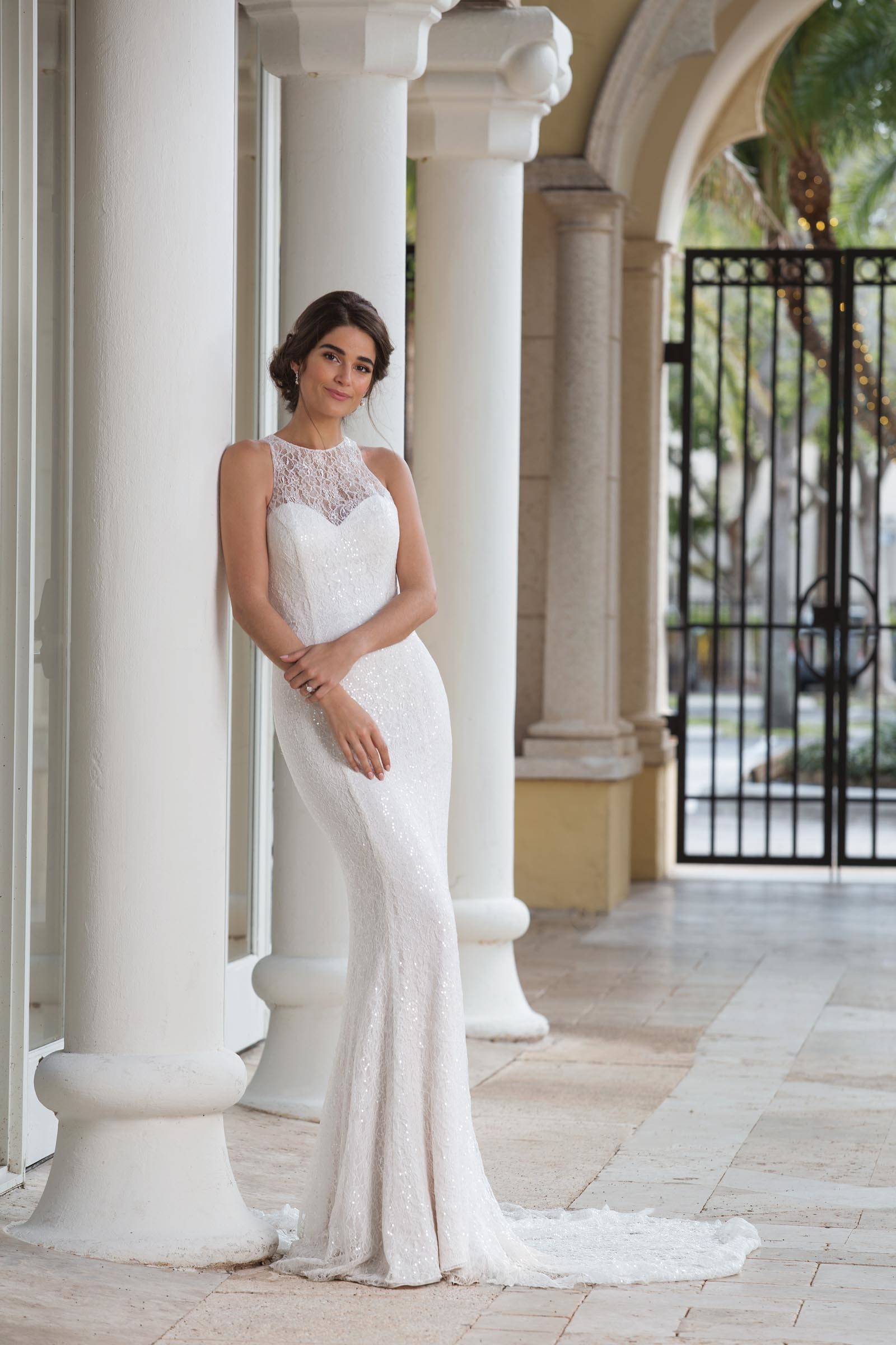 Weißes Fit and Flare-Brautkleid mit Spitze und Neckholder von Sincerity, Modell 44096