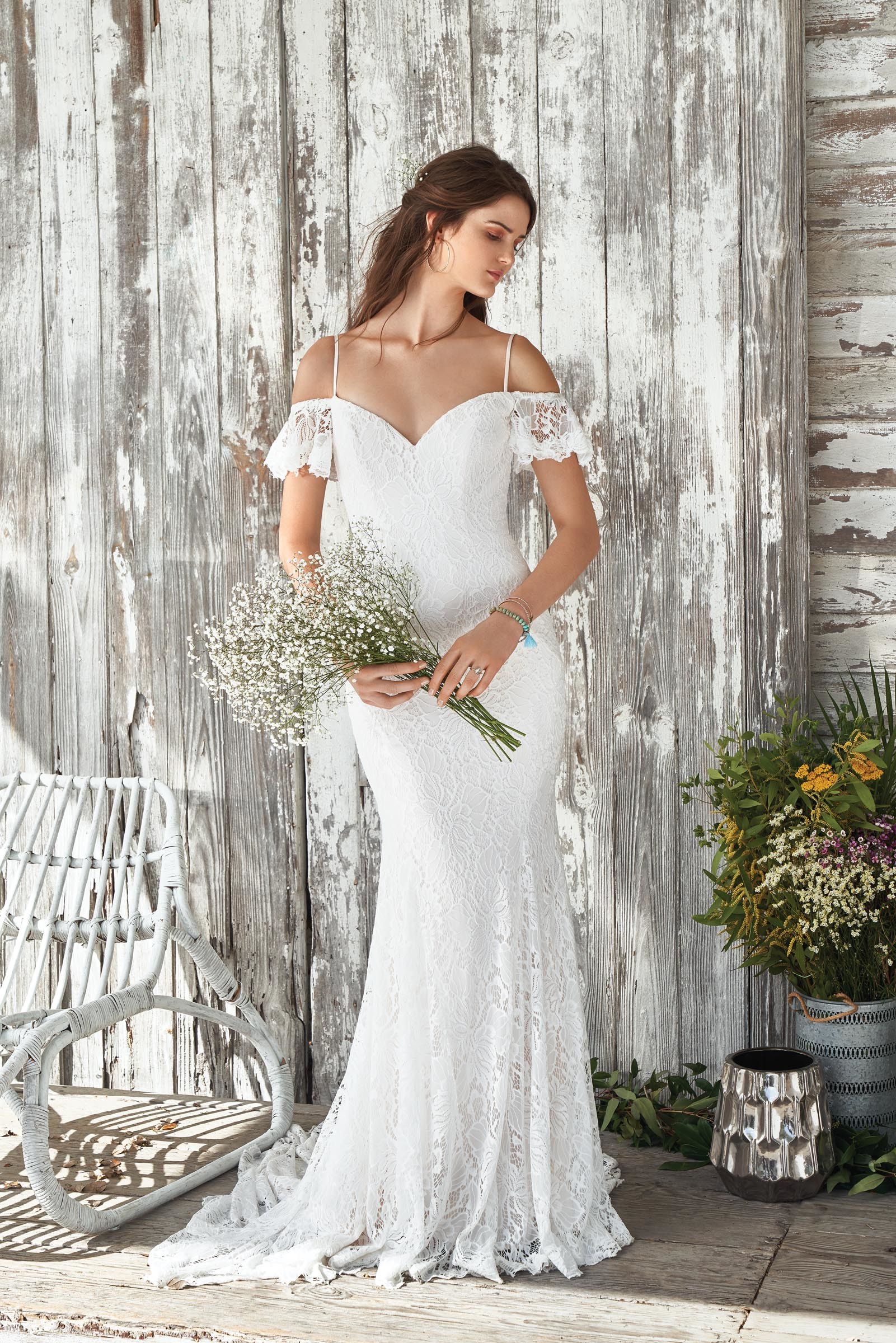 Weißes Brautkleid aus Spitze mit Off-Shoulder- und Spaghettiträgern von Lillian West, Modell 66047