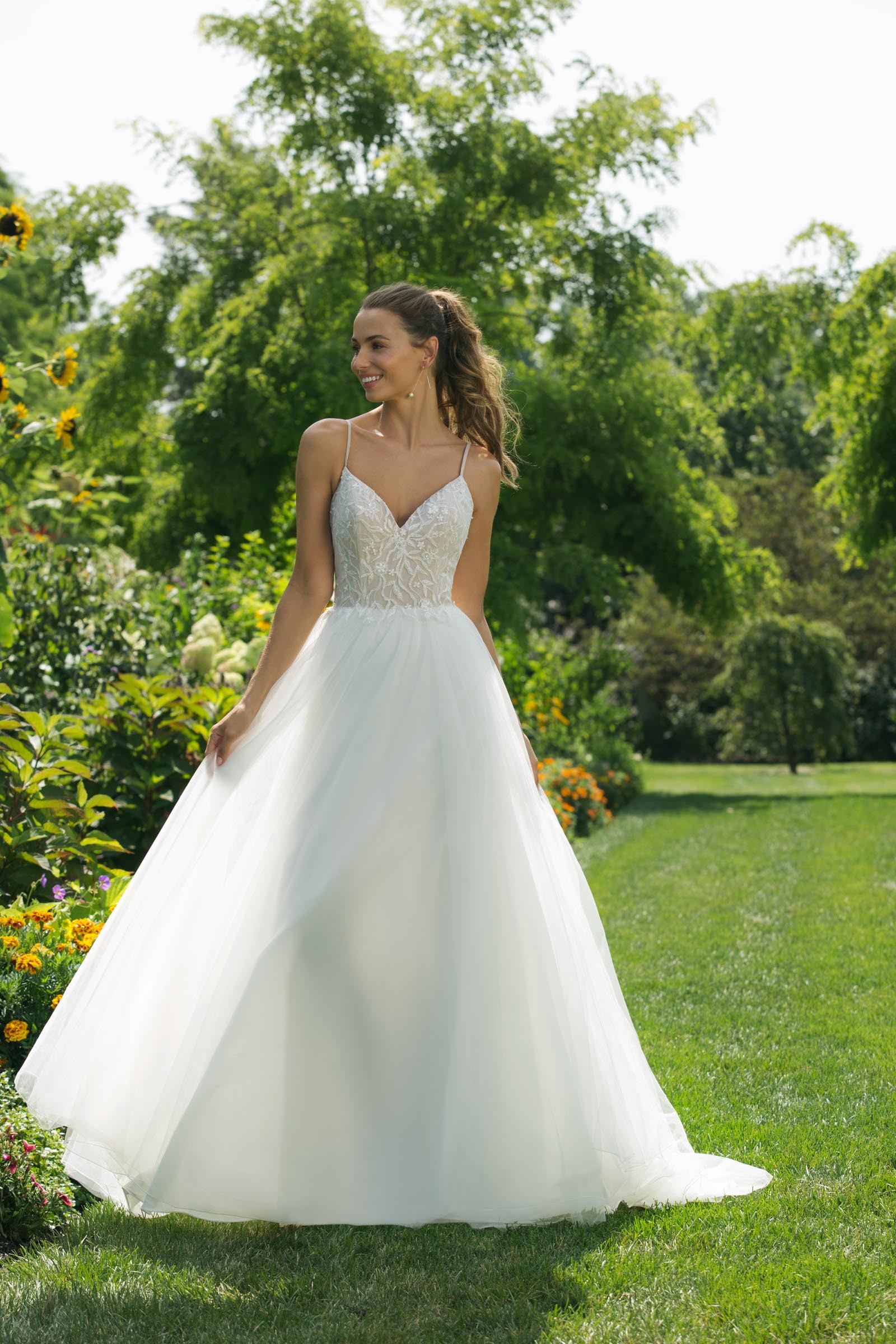 Weißes Brautkleid im Prinzesschnitt mit Spitzentop, Ausschnitt in Herzform und Spaghettiträgern von Sweetheart, Modell 11024