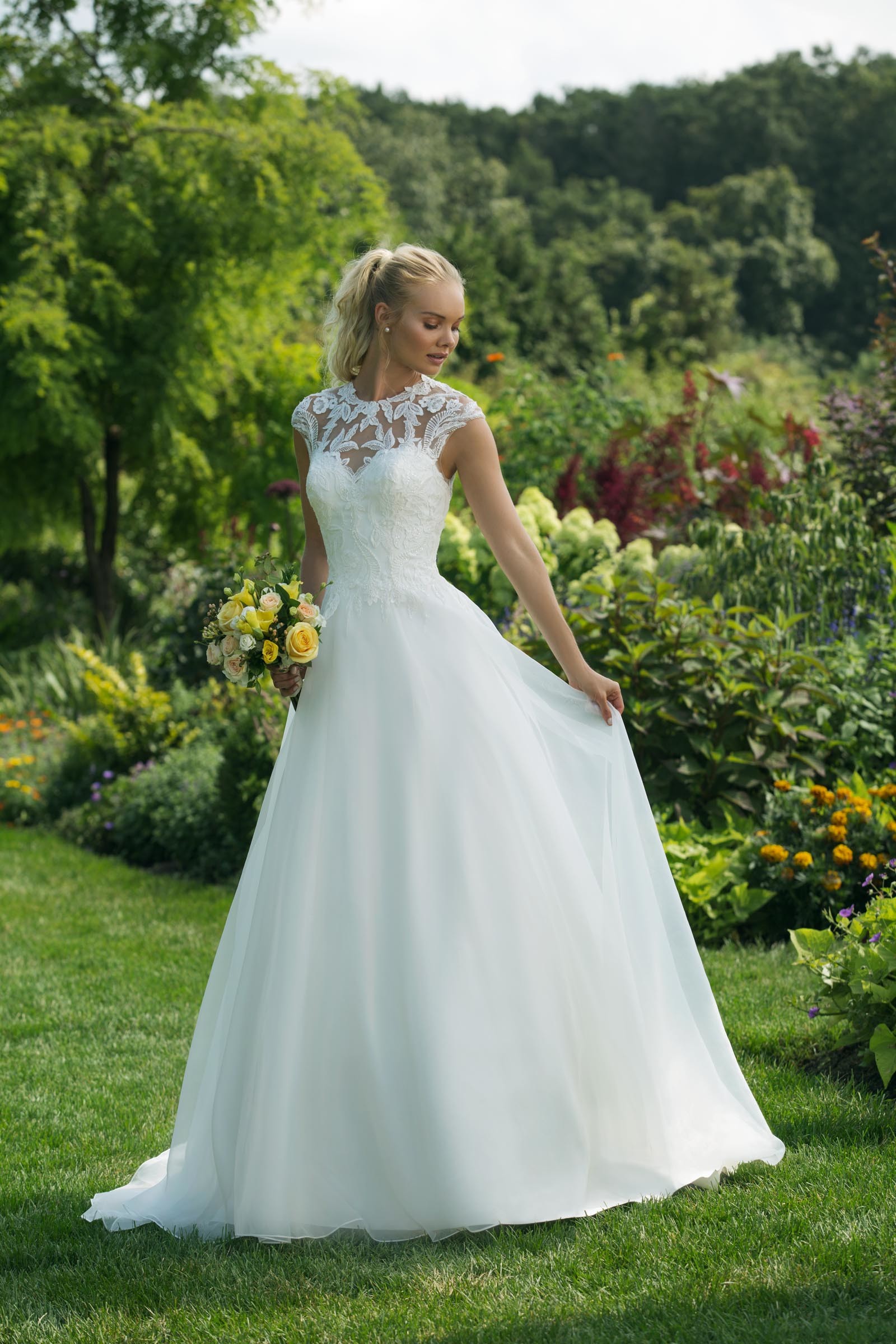 Weißes Brautkleid im Prinzessschnitt mit Spitze, hochgeschlossen, von Sweetheart, Modell 11007