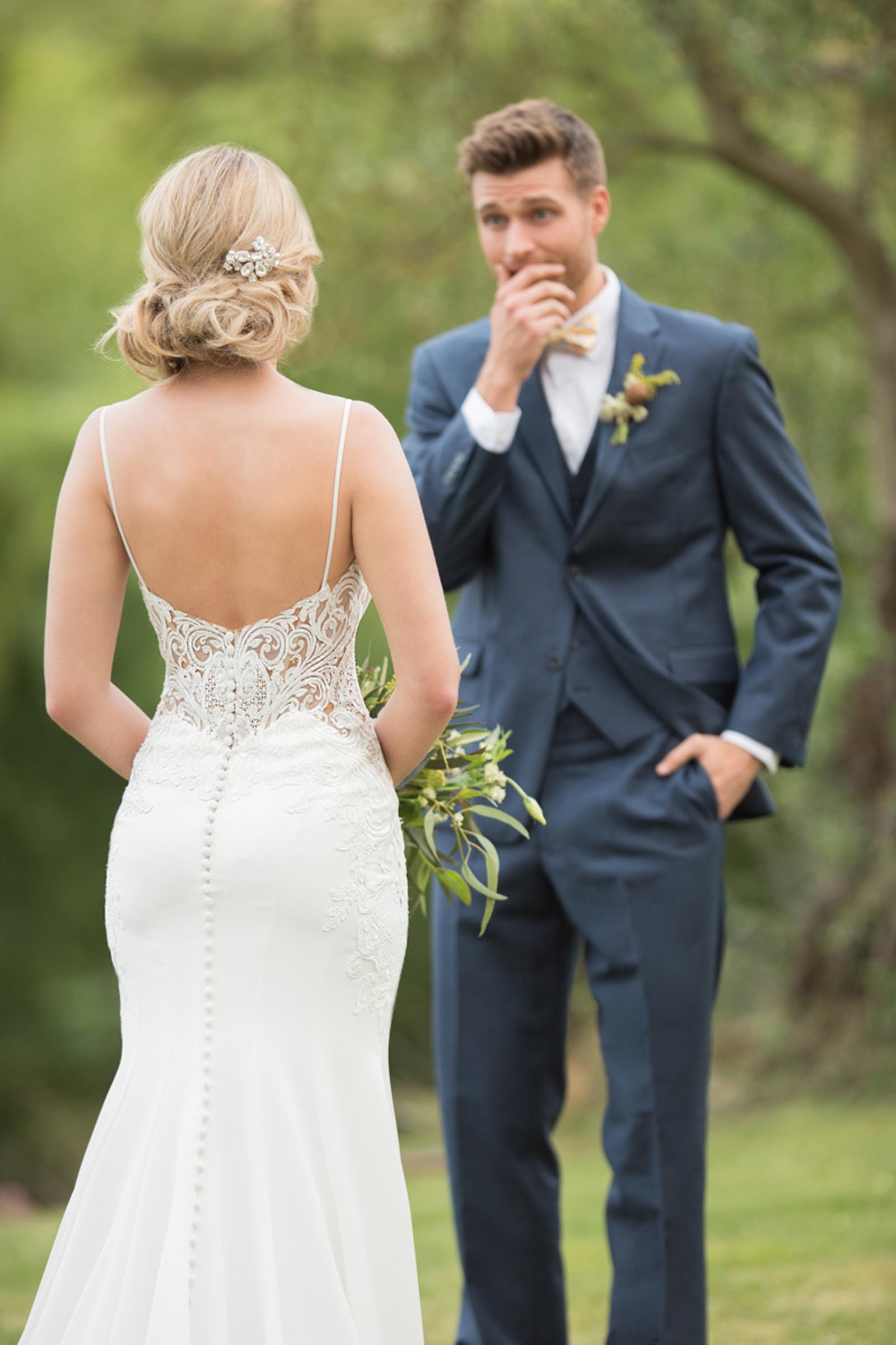 Weißes Brautkleid im Fit and Flare Schnitt mit Spitze und elegantem Rücken von Essense of Australia, Modell D2396