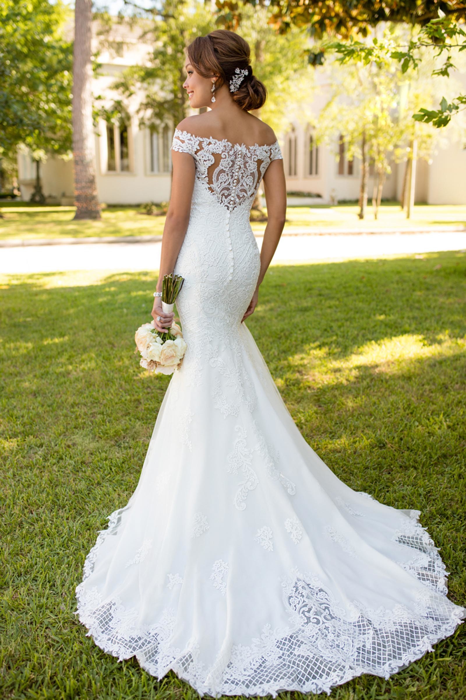 Weißes Brautkleid mit Spitze im Fit and Flare Schnitt, schulterfrei, mit Schleppe und elegantem Rücken, von Stella York, Modell 6639